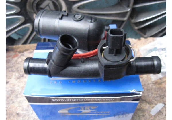 Корпус термостата, термостат Renault 2.0 dci, 8200801570, 8200907243, 8200907239